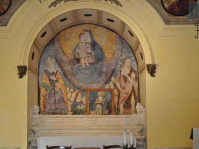 Dietro l'altare non passa certo inosservato un variopinto dipinto che raffigura la Madonna con Ges� bambino